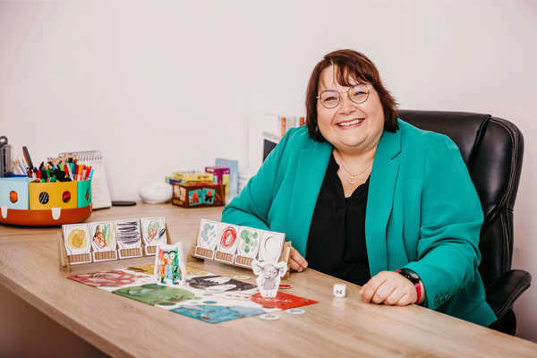 Michaela Zieglmeier sitzt an einem Tisch mit Lehrmaterial