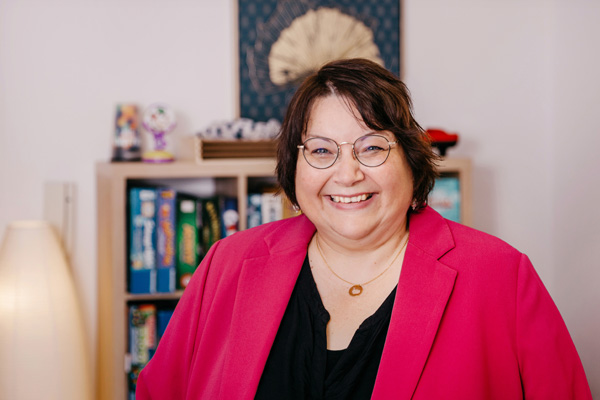 Michaela Zieglmeier im Portrait in ihrer Praxis