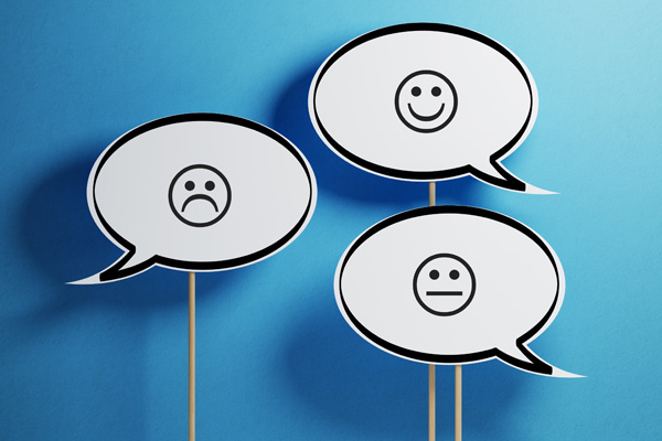 Illustration von 3 Sprechblasen mit Smiley Icons